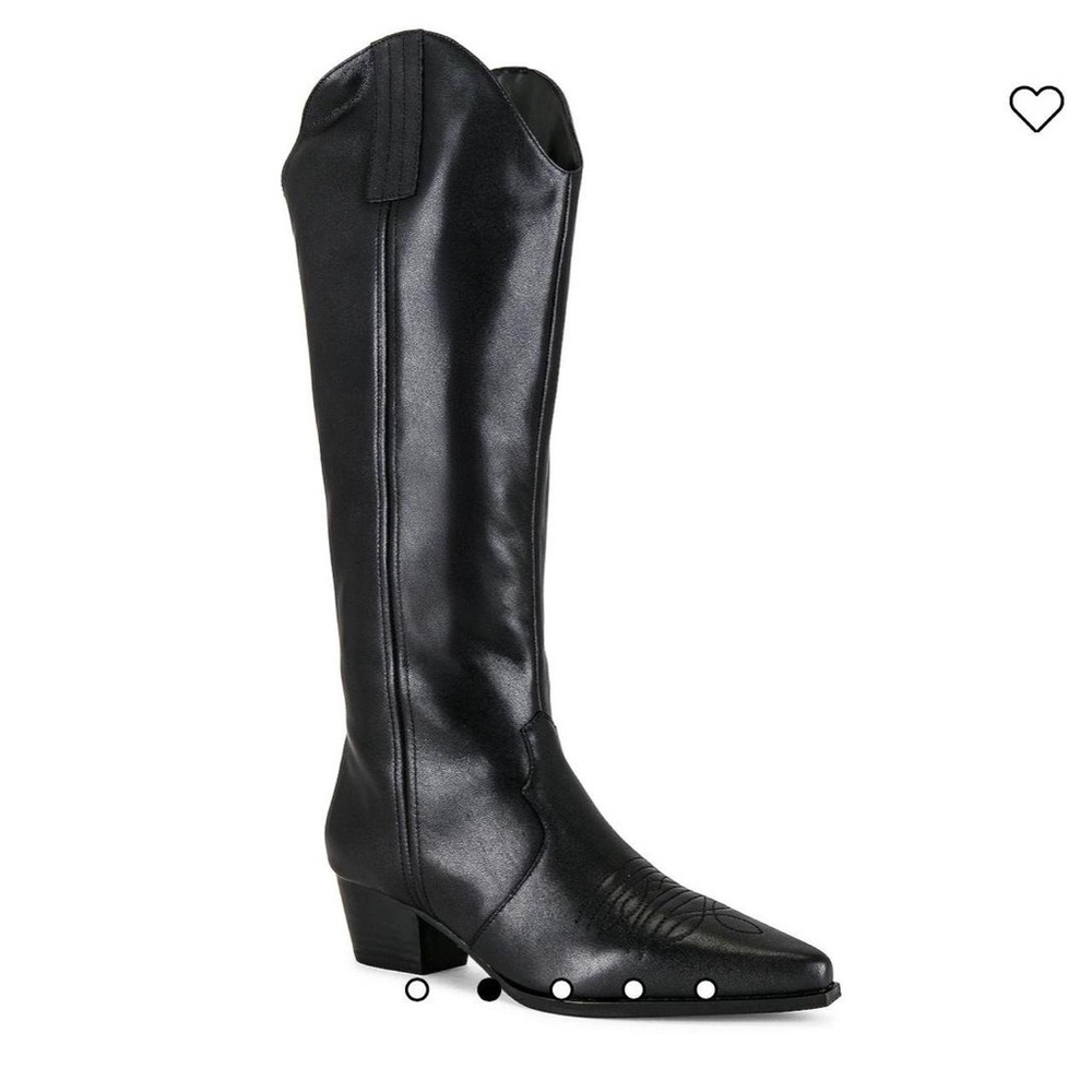 RAYE
Knee high black leather boots